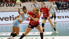 El derbi de cuartos de final del play-off por el t&iacute;tulo de Divisi&oacute;n de Honor femenina de balonmano, en im&aacute;genes