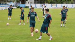 El Real Madrid Castilla ya comenz&oacute; su semana de concentraci&oacute;n en Viveiro y este martes se ejercit&oacute; por primera vez en el estadio Kiko Rey de Cantarrana, donde el mi&eacute;rcoles se medir&aacute; al Deportivo Fabril y el s&aacute;bado al Racing de Ferrol