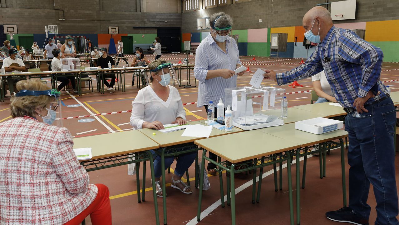 En A Mariña, algunos votaron hasta disfrazados