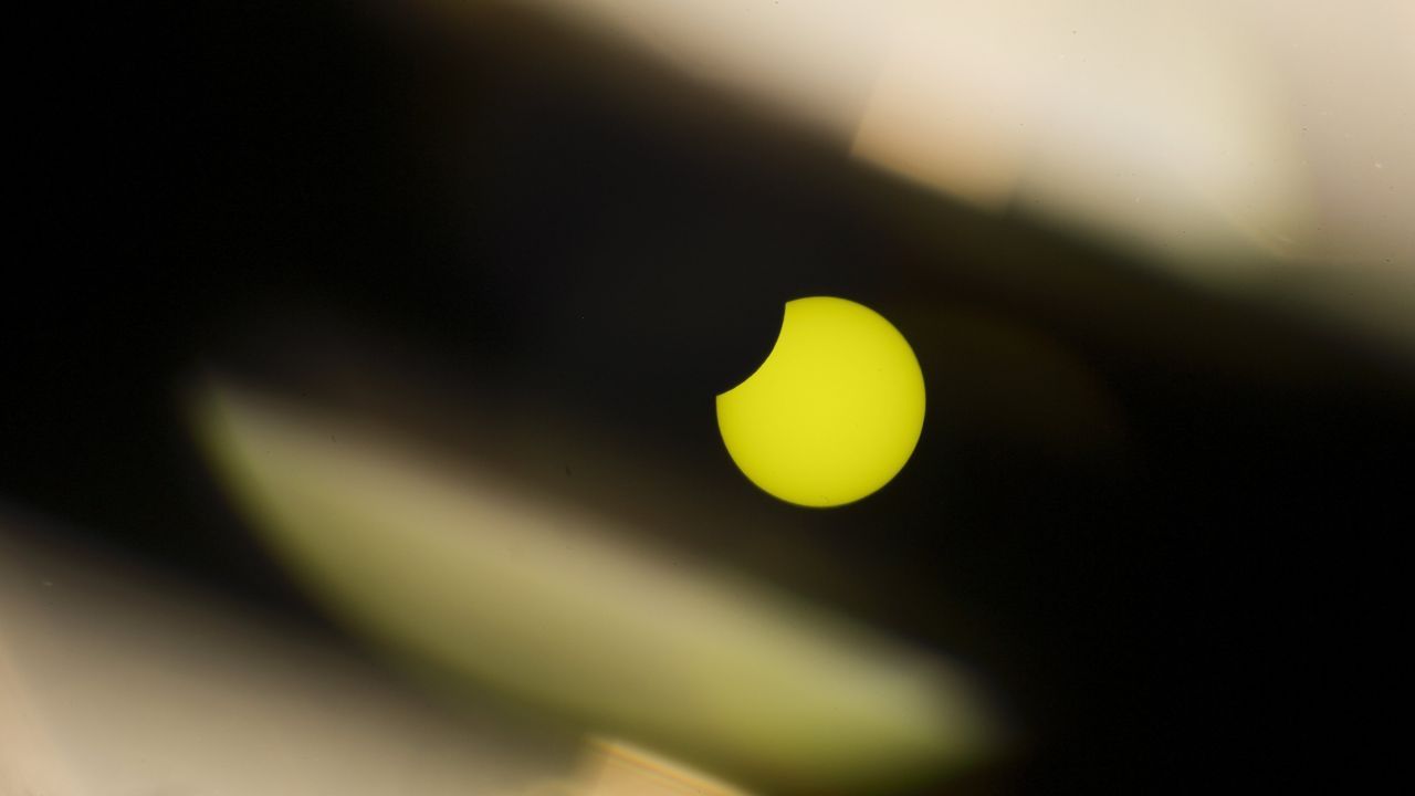 Imágenes del eclipse parcial desde Carballo