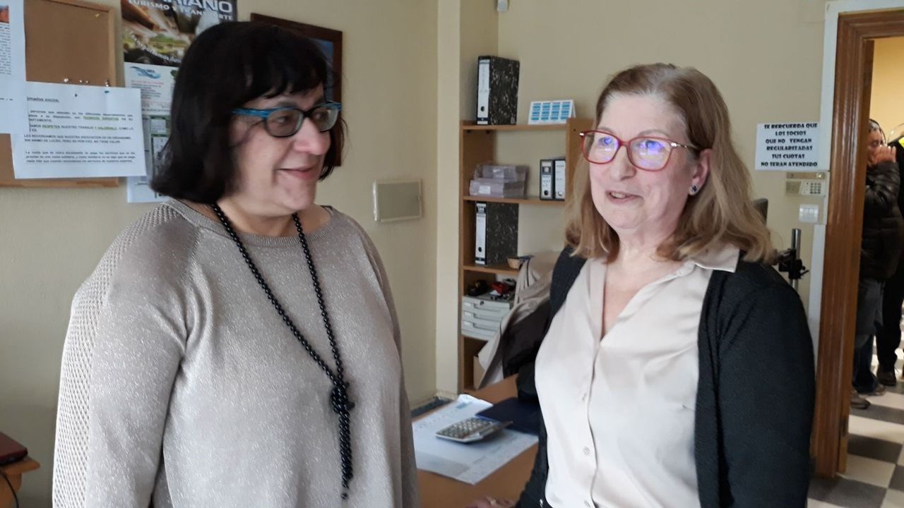 La diputada socialista Natalia Gonz�lez junto con la presidenta de la asociaci�n Pilar Burgo