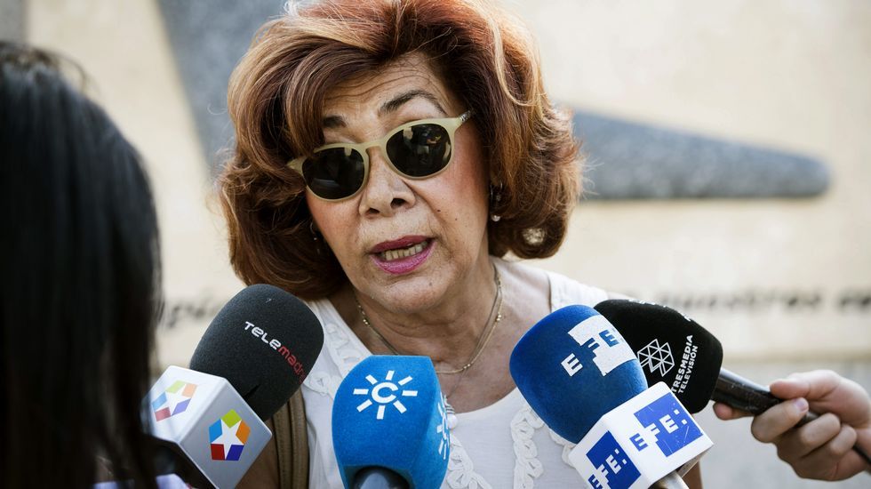 La monfortina María Loreto Gonzalo, una de las supervivientes del accidente, habló con los medios después de la ofrenda floral en Madrid