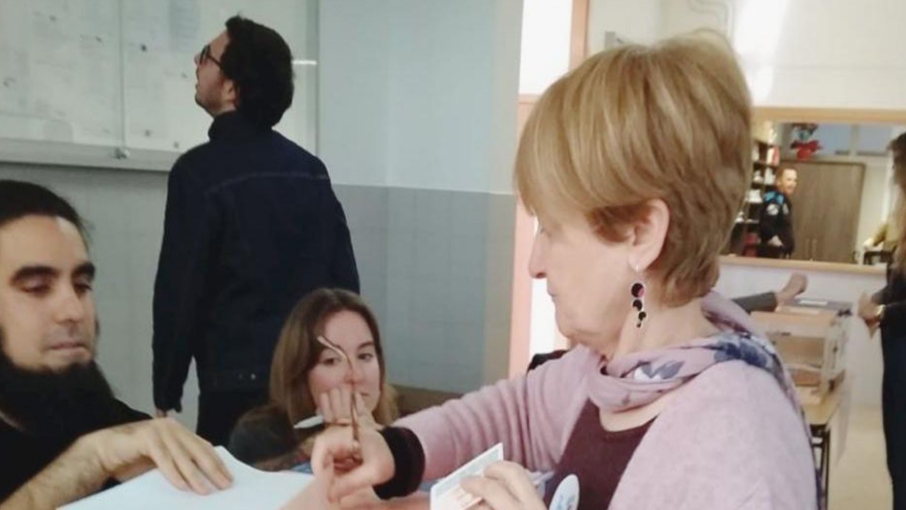 Votación de Antón Gómez Reino, candidato al Congreso de En Común Unidas Podemos, en el centro cívico Cidade Vella de A Coruña