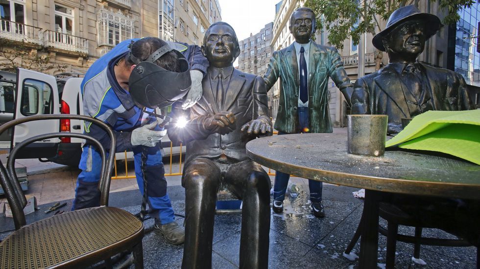 Reposición del brazo de la escultura de Paz Andrade