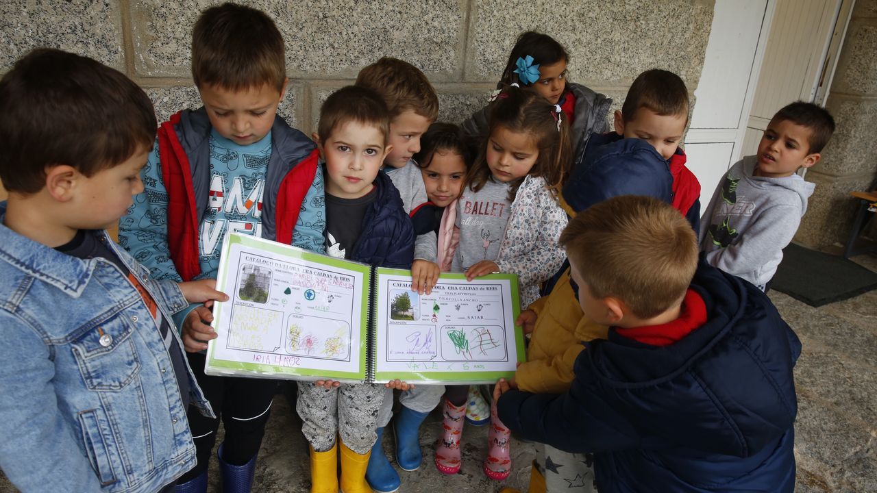 Alumnos de escuela unitaria del Saiar, que pertenece al CRA de Caldas de Reis, colocaron ayer los tableros con los códigos QR