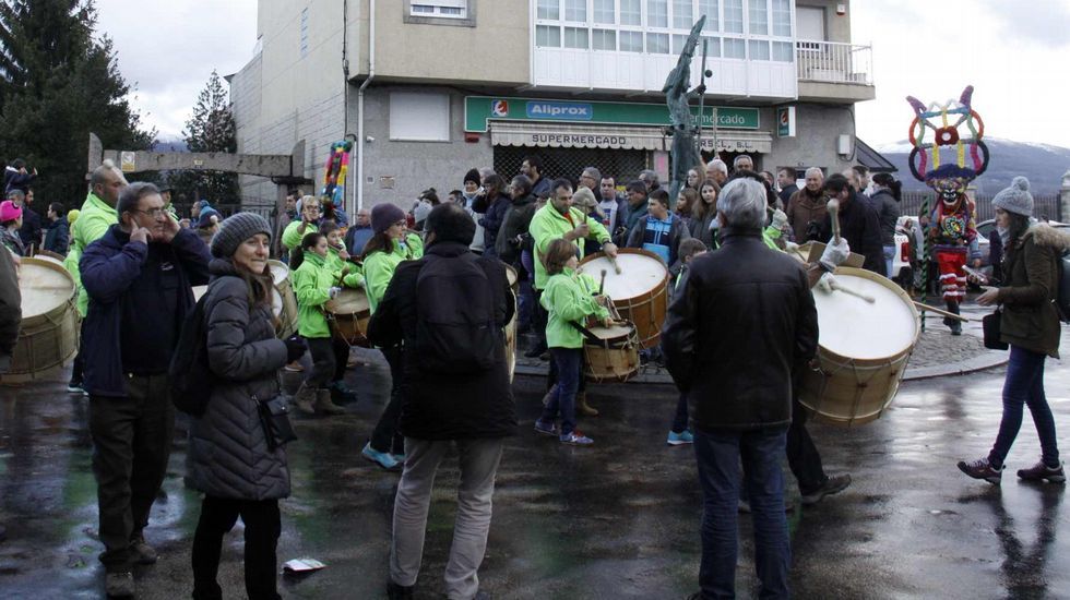 Mascarada ibérica.Cerca de 40 grupos y 800 personas participaron en la mascarada ibérica de Viana do Bolo