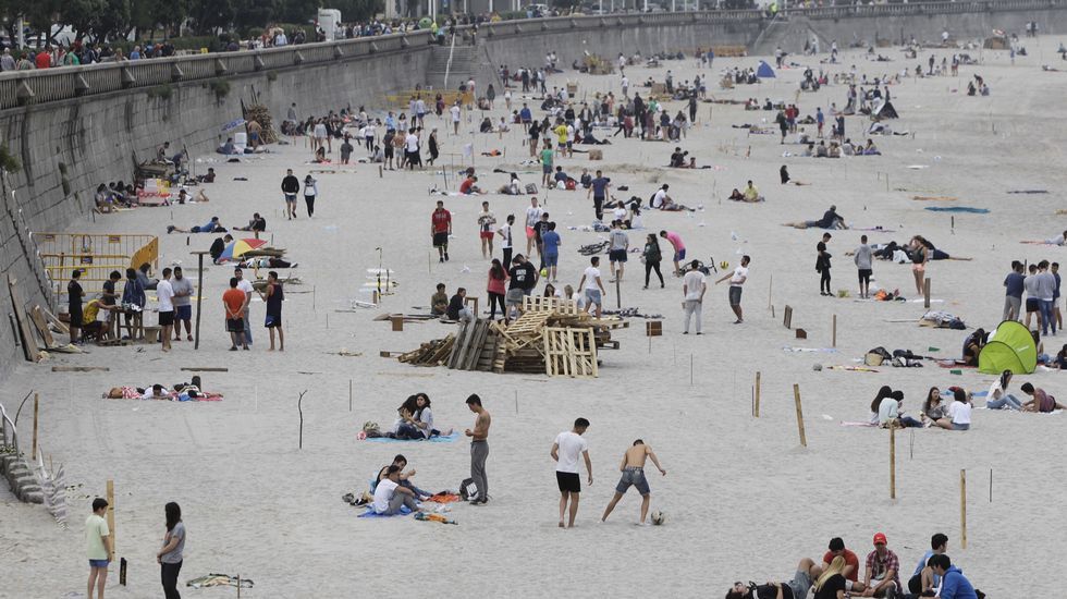 Jóvenes en el arenal del Orzán