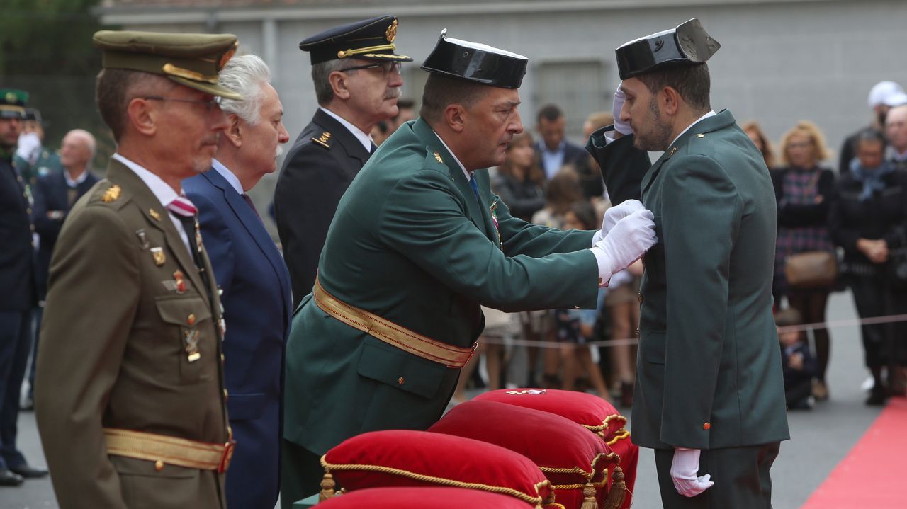 ACTO INSTITUCIONAL CASTRENSE DEL DÍA DEL PILAR.El teniente coronel, Manuel Novo Colldefors, impuso la cruz