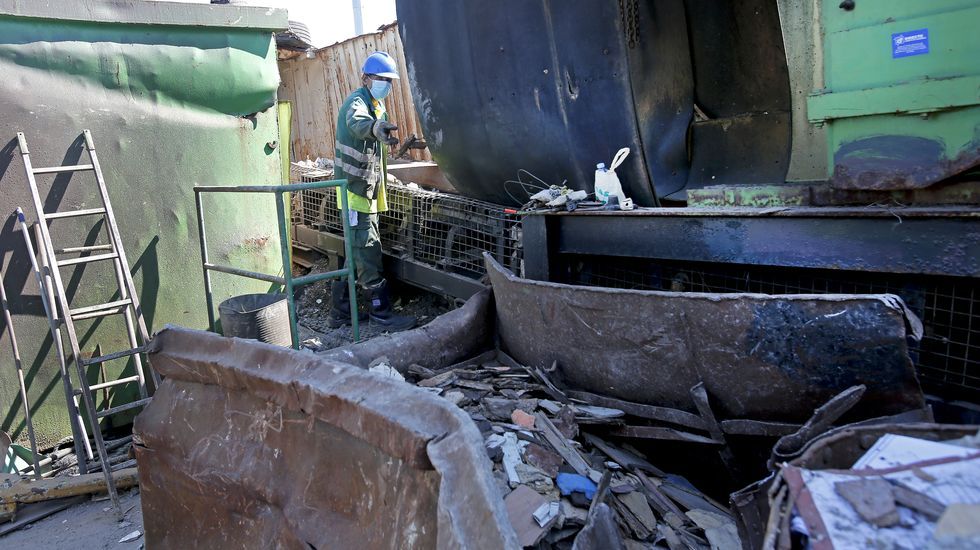 Desguace del atunero Albacora Diez en el puerto de Marín