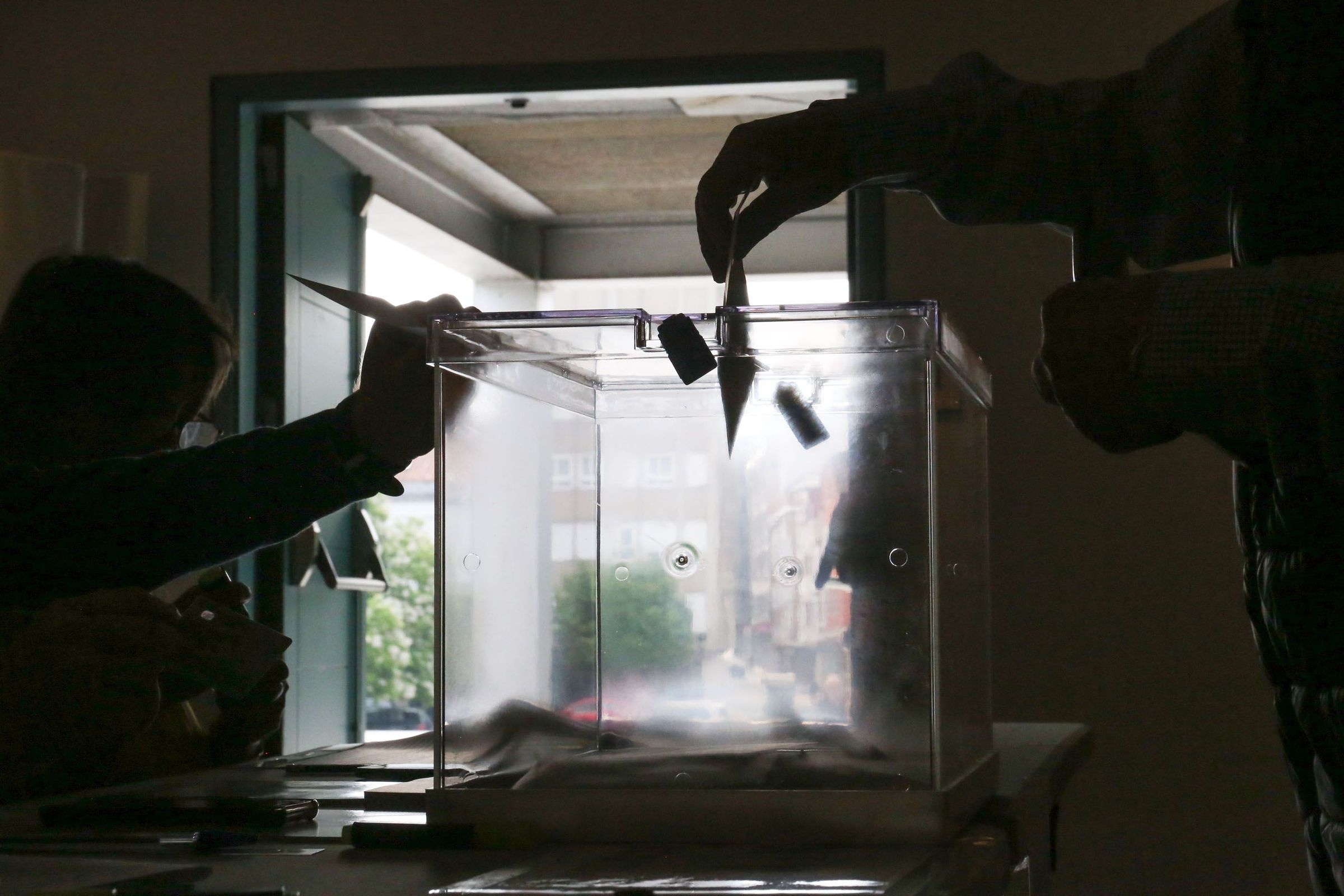 Un votante deposita o seu voto na urna dunha mesa electoral en Vilagarc�a de Arousa. 28/05/2023