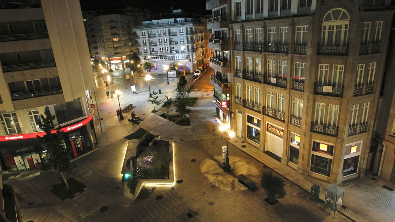 Praza de Galicia, en Vilagarcía, vacia por el toque de queda.