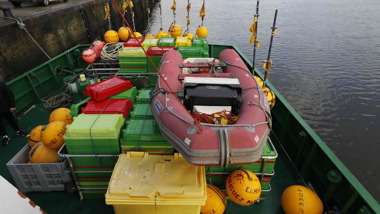 A la popa del barco, una zódiac sobre las cajas del pescado y las características boyas que señalizan el palangre de fondo