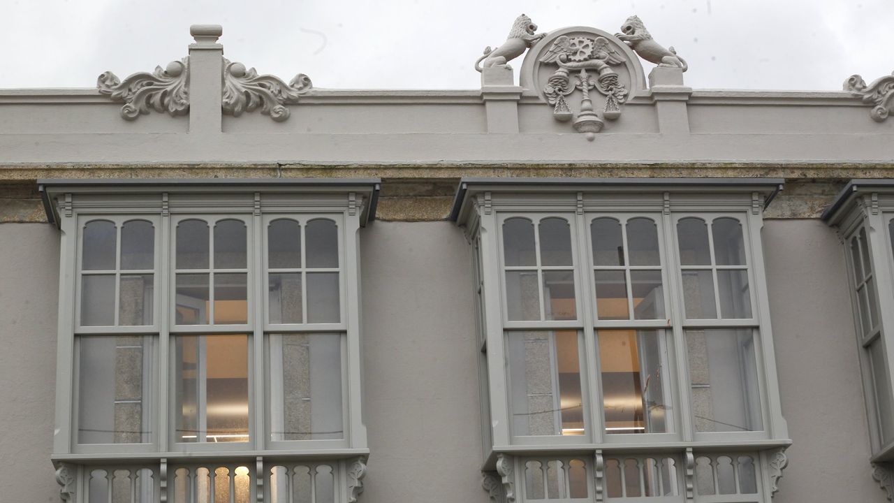 A Illa ya pesume de sus casas modernistas recien restauradas.Detalle interior casa modernistas de A Illa