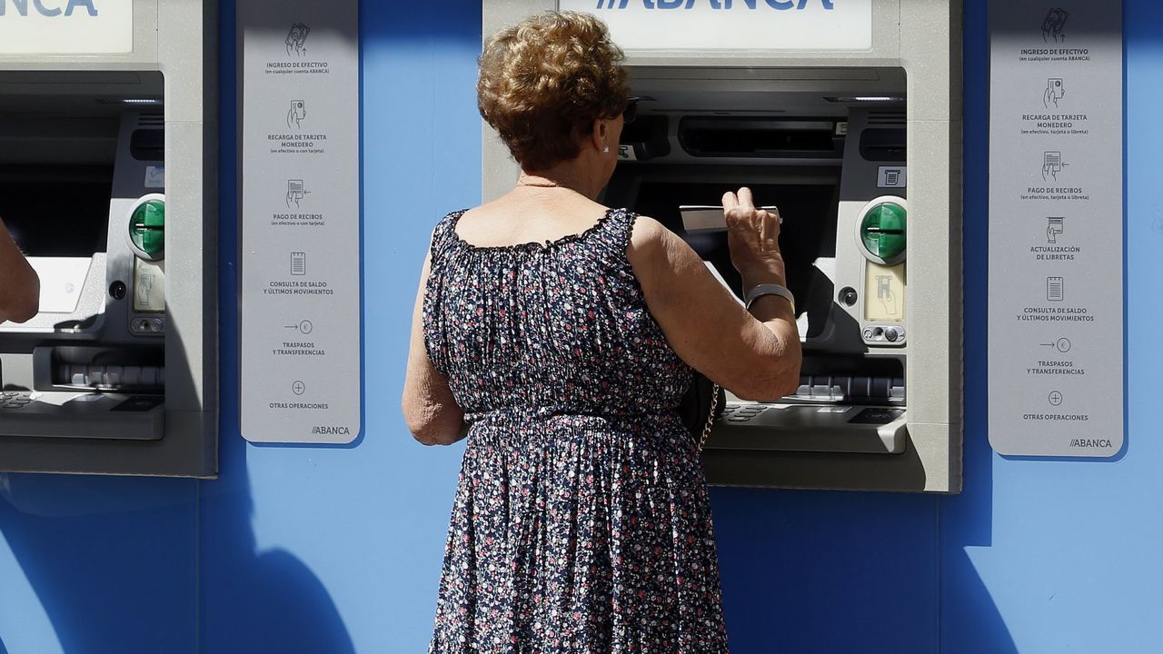 LaGrandiella.Una mujer actualizando la cartilla en un cajero autom�tico.