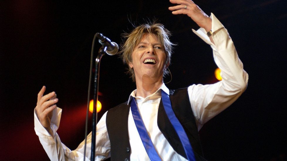 David Bowie en un concierto en Colonia (Alemania) en 2002.