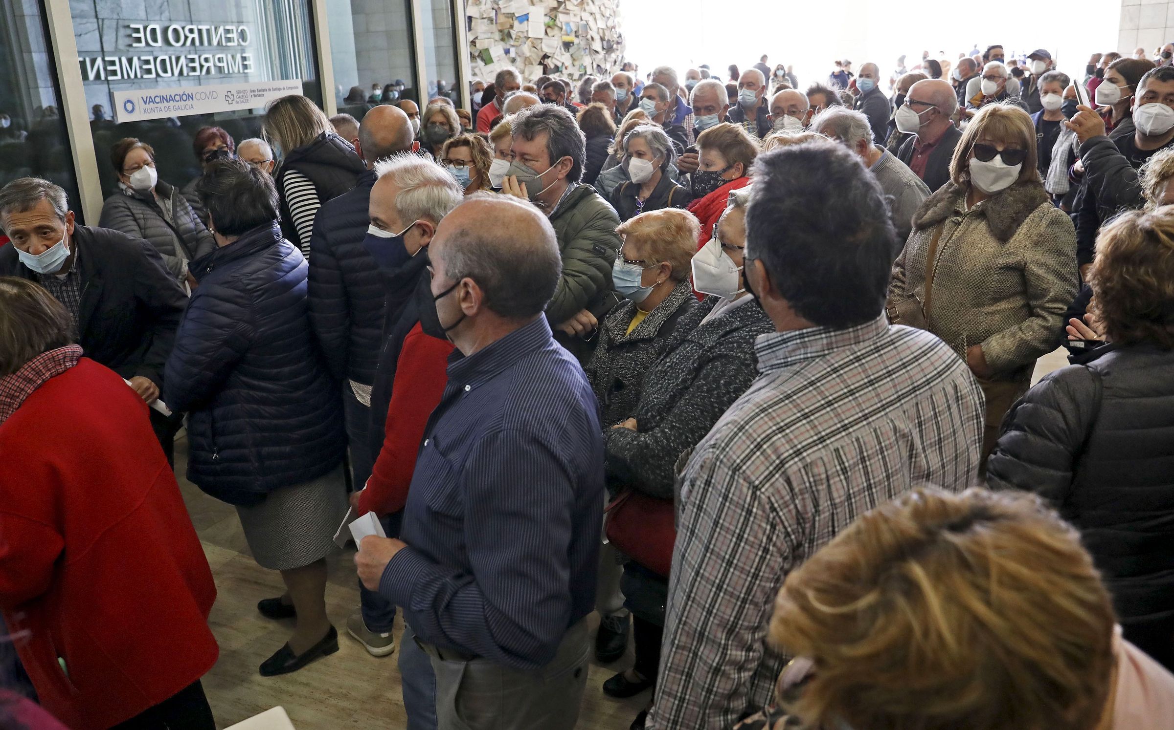 Caos en el primer da  de la vacunacin masiva contra el coronavirus en la Ciudad de la Cultura. 06/04/2021