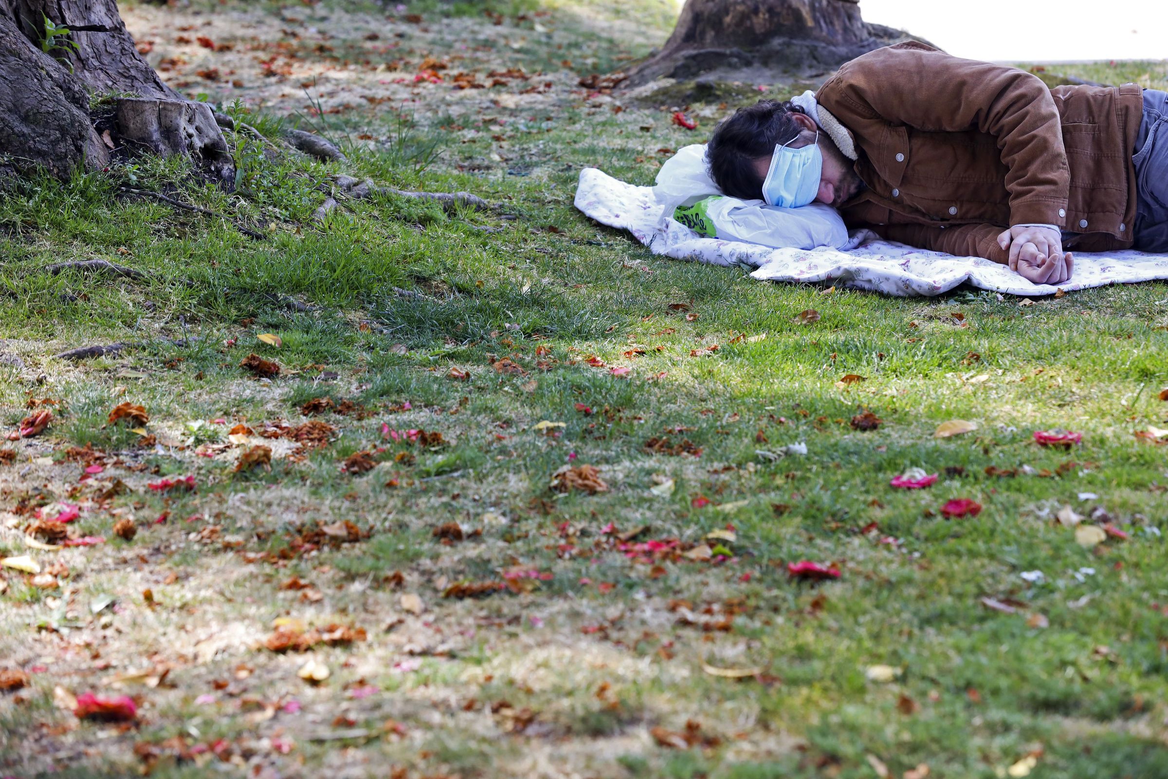 Las buenas temperaturas del mes de abril y una buena siesta primaveral en la Alameda de Santiago. 19/04/2021