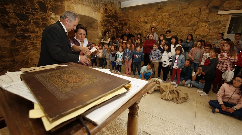 Alumnos de Mazaricos participan nunha visita teatralizada ás Torres do Allo cos Quinquilláns