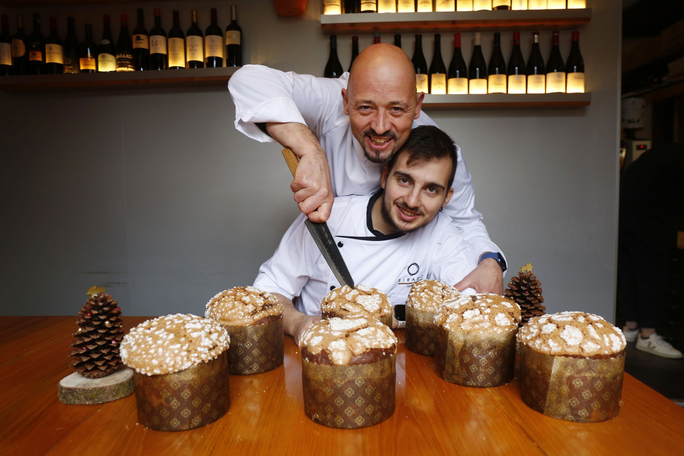 I�aki Bretal do restaurante O Eirado da Le�a, acompa�ado do seu panadeiro Daniel D�az, posando con unha fornada de panetones.