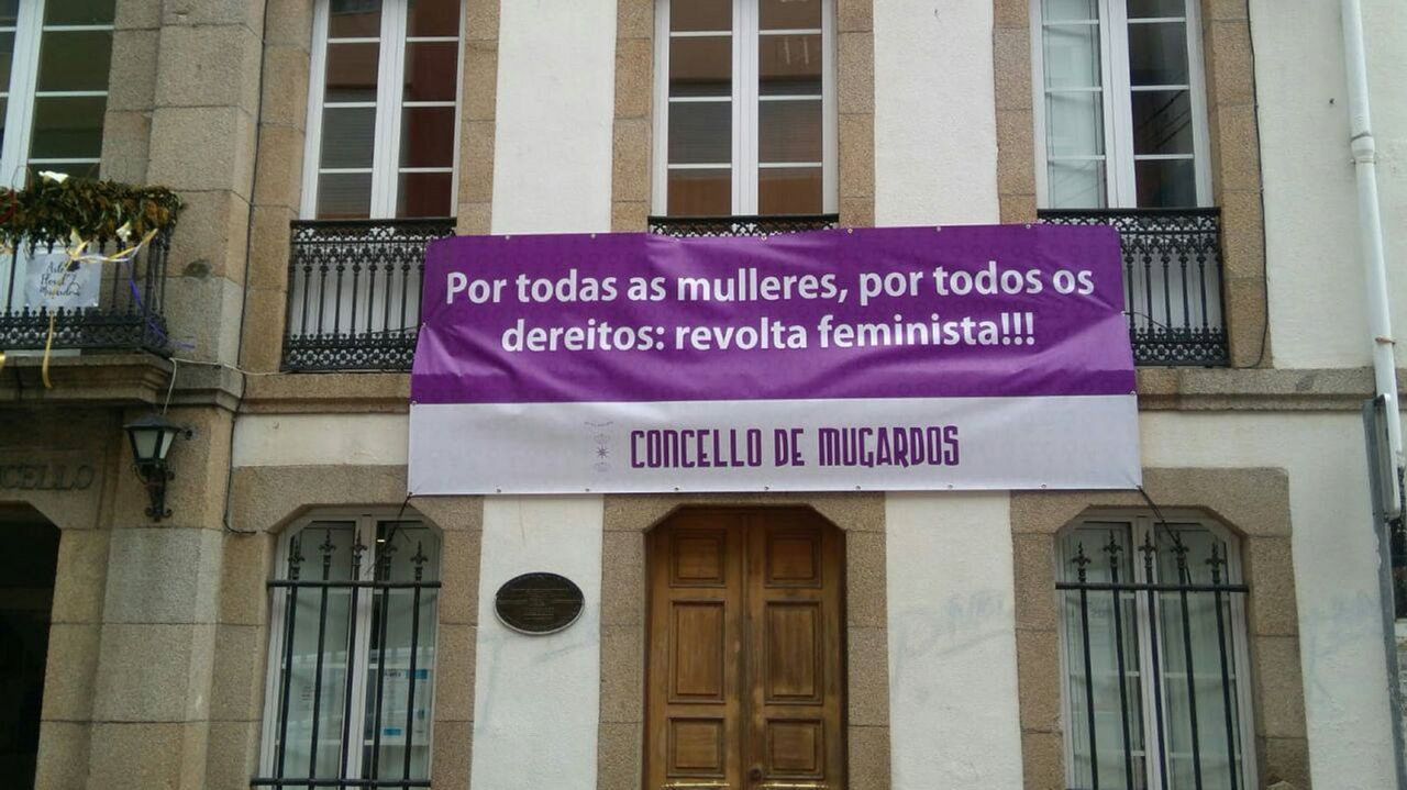 El Concello de Mugardos luce una pancarta reivindicativa