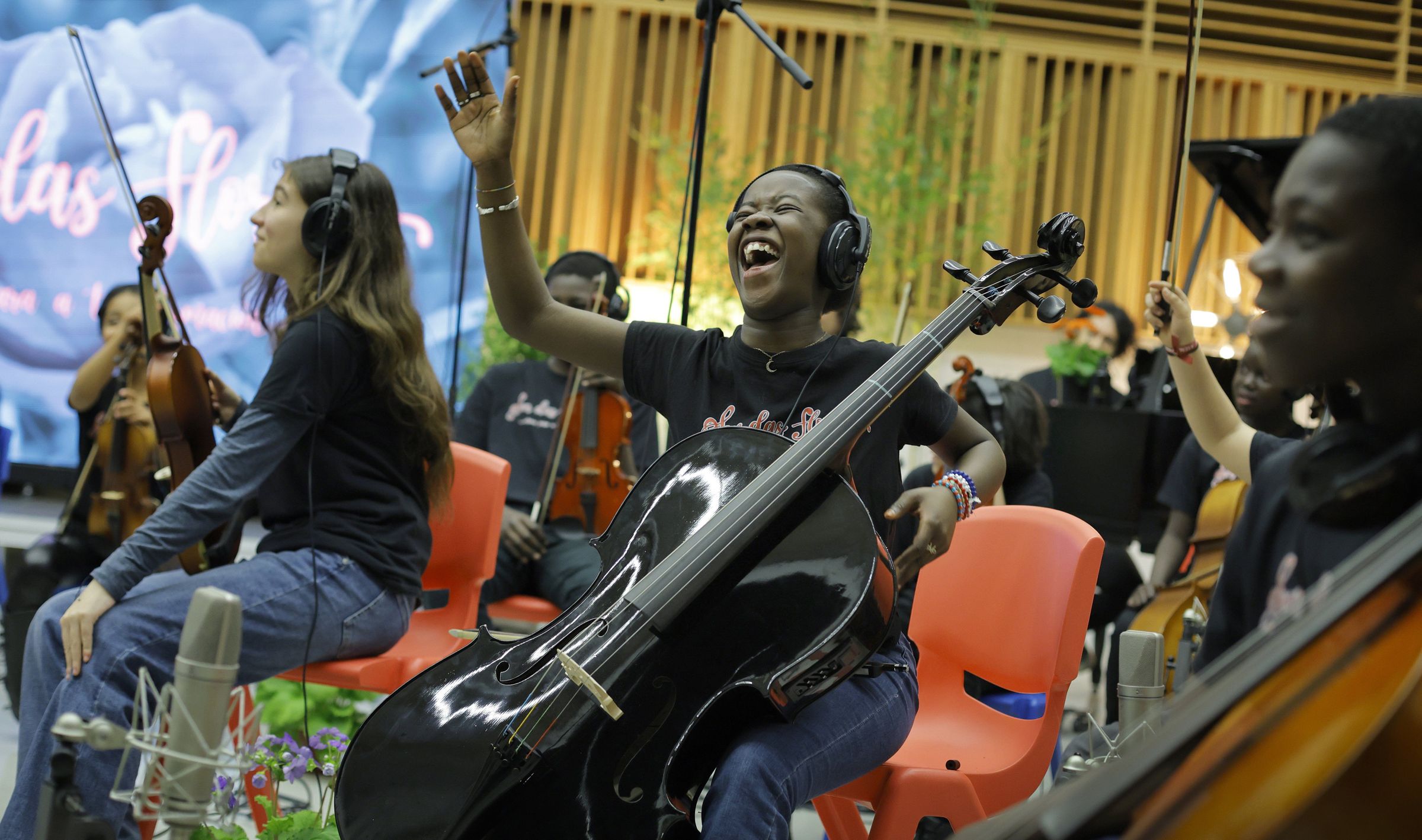 Momento distendido de risas durante a gravacin de Son das Flores nos Estudos Mans. 04/04/2025