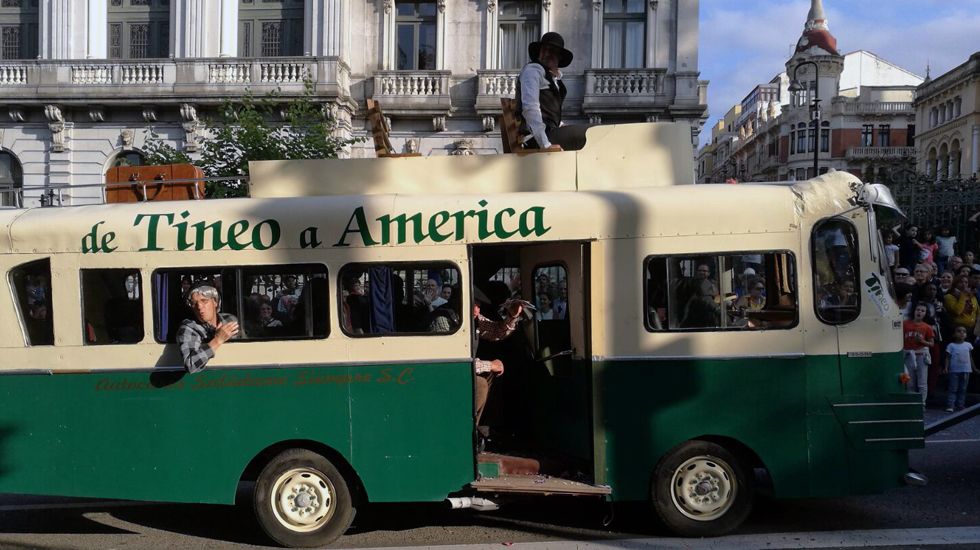 Un autob�s simula la emigraci�n asturiana de Tineo, durante el desfile del D�a de Am�rica en Asturias.Un autob�s simula la emigraci�n asturiana de Tineo, durante el desfile del D�a de Am�rica en Asturias