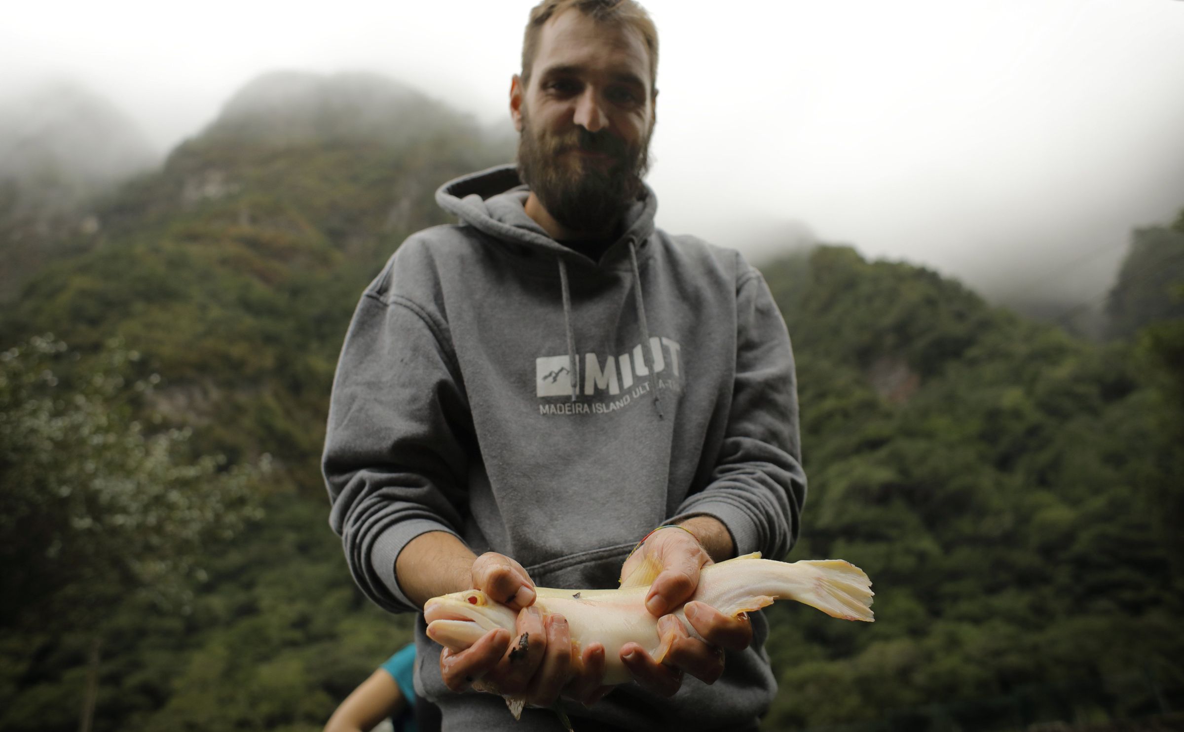 Fabio Sousa cr�a trucchas en semilibertad en un circuito al aire libre que se nutre de la Levada do Ch�o da Ribeira, en el norte de la isla