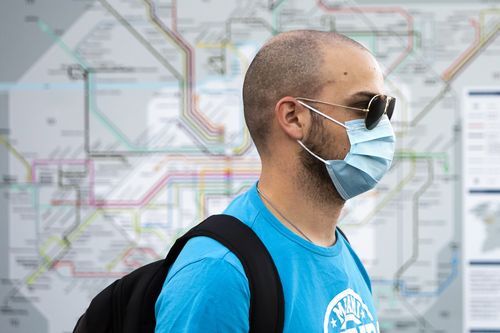 Un pasajero suizo, donde desde hoy es obligatorio el uso de mascarillas en el transporte público