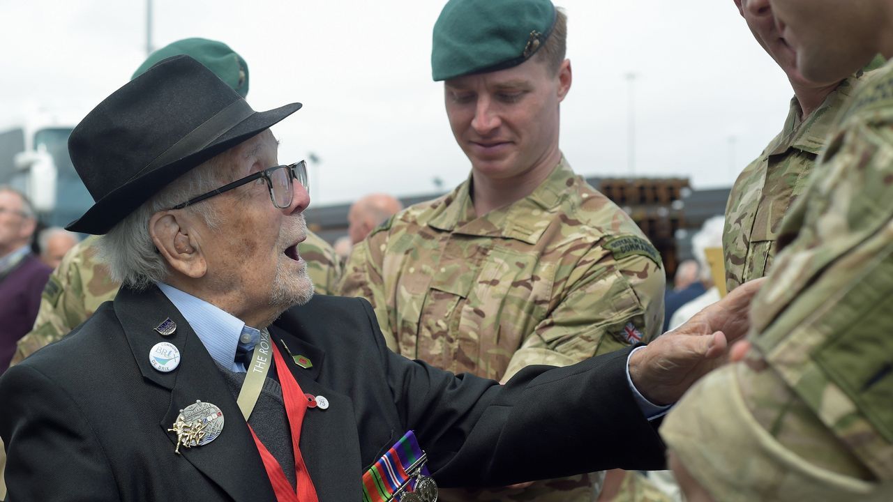 Otro veterano de la Segunda Guerra Mundial cuenta anécdotas sobre el desembarco de Normandía a los marines británicos del Comando 40