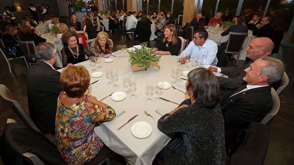 Homenaje al inspector jefe José Antonio Rilo en la cena benéfica de Renacer