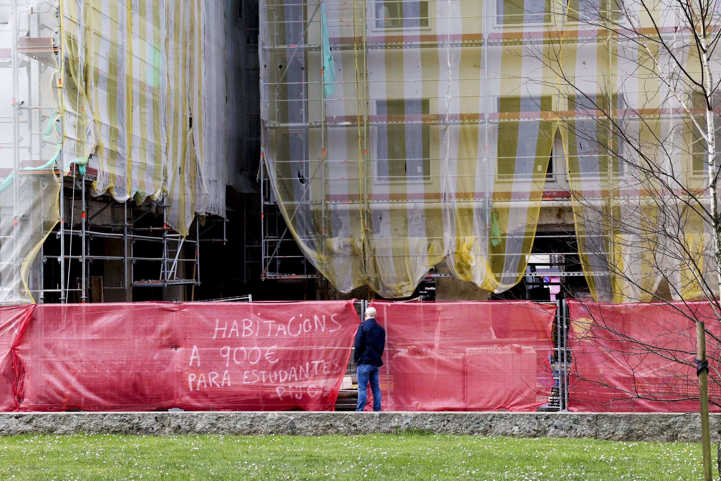 Obras no antigo hospital da Galeras, en Santiago, onde se vai a construir unha residencia de estudantes e turistas. 03/03/2025