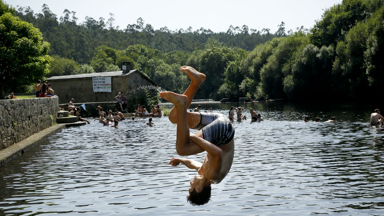 Bañistas en la playa fluvial de Tapia
