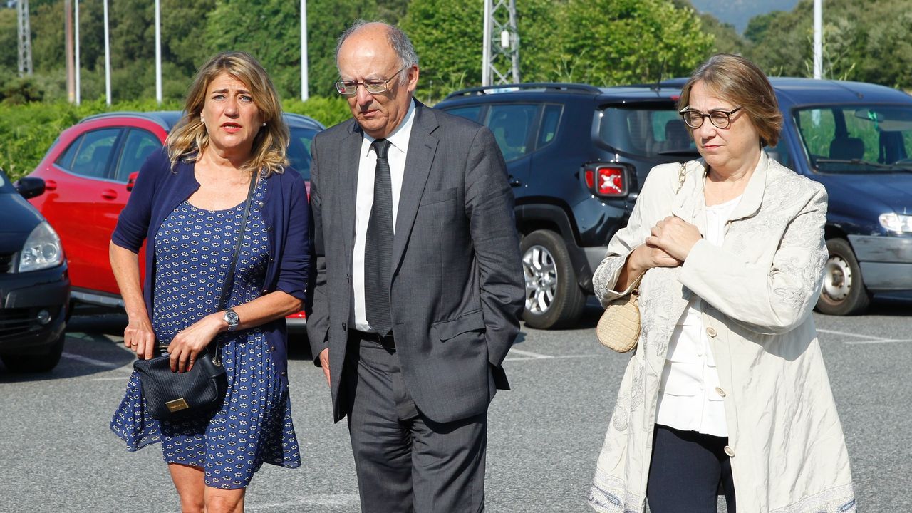 El expresidente de la Xunta Fernando González Laxe, en el funeral y entierro de Albor.