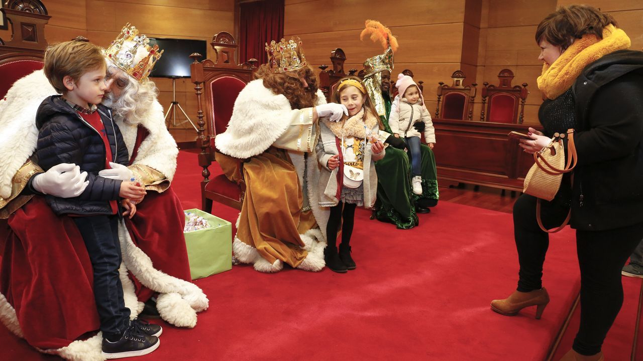 La tradicional foto en el regazo de los Reyes, para avisarles de lo que les hemos pedido