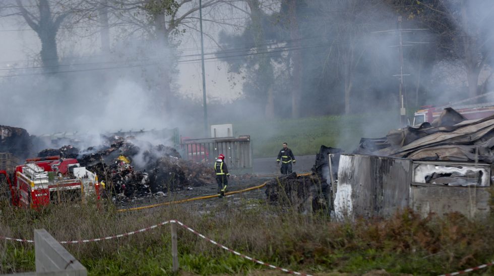 Cenizas tras el voraz incendio en la nave de reciclaje de Acteco en el polígono industrial de Sabón, en Arteixo
