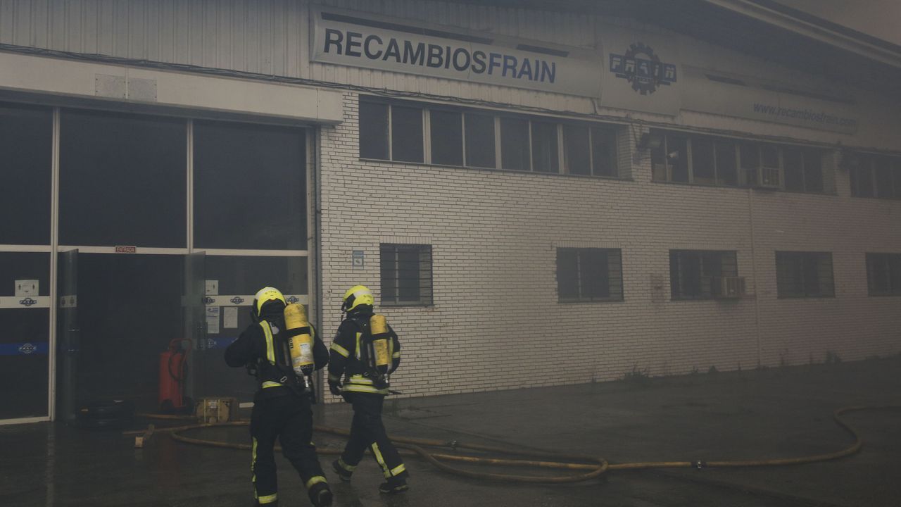 Los bomberos inspeccionan la nave menos dañada de Fraín