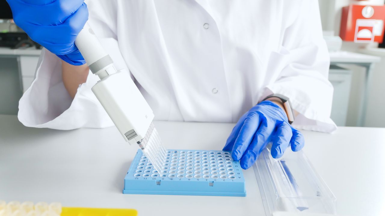 Facultad Biologia.Imagen de archivo de una investigadora realizando pruebas en un laboratorio