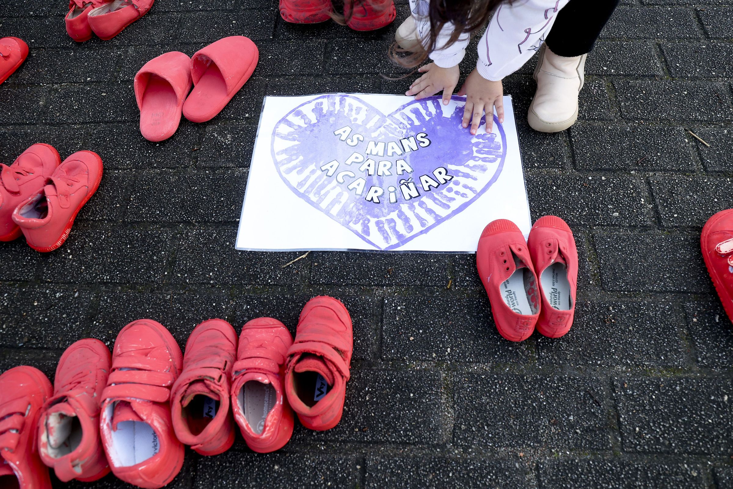 Os nenos do Ceip Quiroga Palacios manifstanse colocando zapatos vermellos o 25N. 25/11/2024