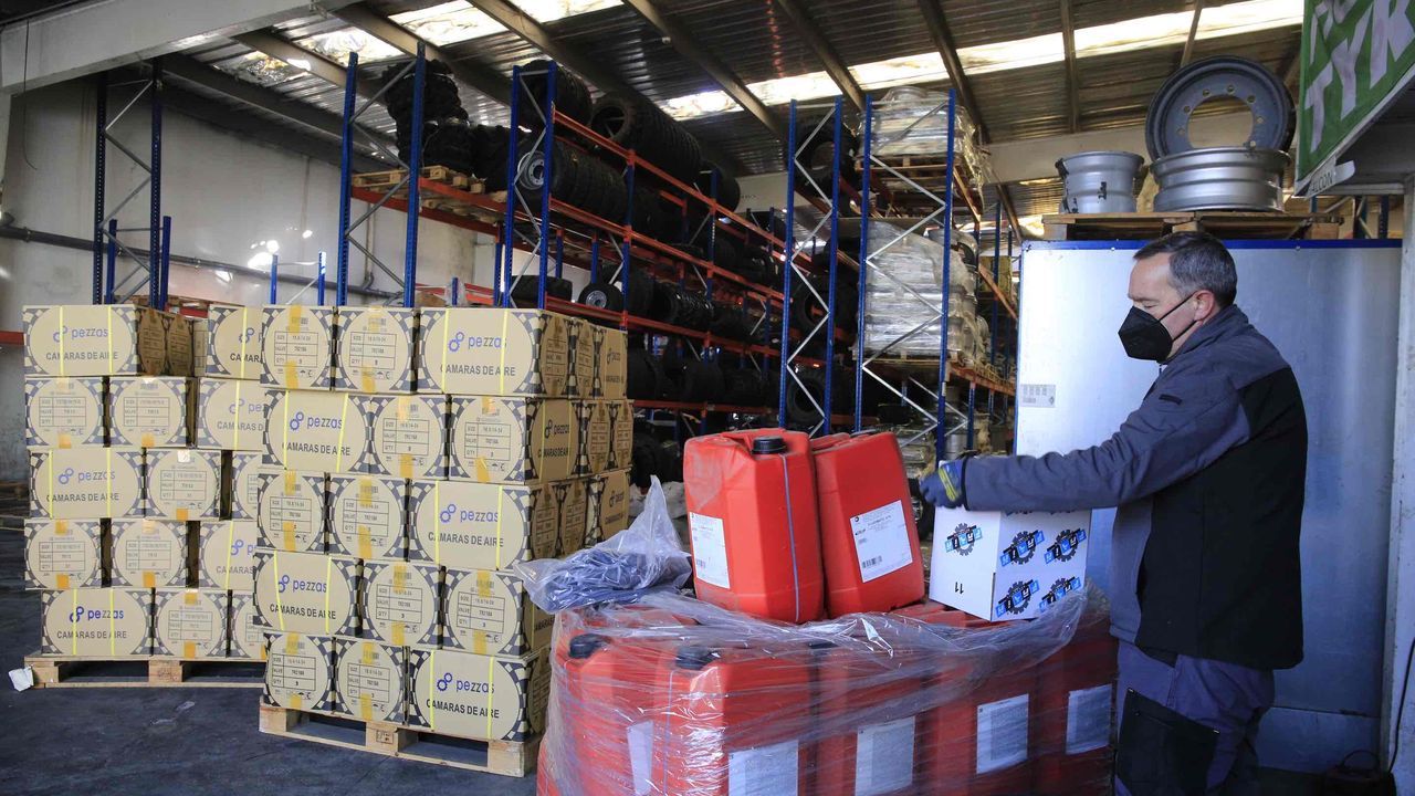 Algunos trabajadores de las naves dañadas preparan pedidos en la parte del pabellón que se salvó