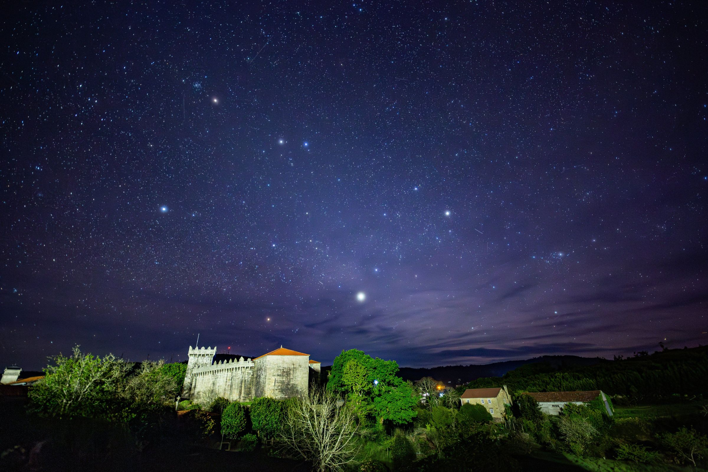 As estrelas volveron a brilar en toda Galicia durante o apagamento. Esta imaxe foi tomada en Vimianzo, co castelo ao fondo. 28/04/2025
