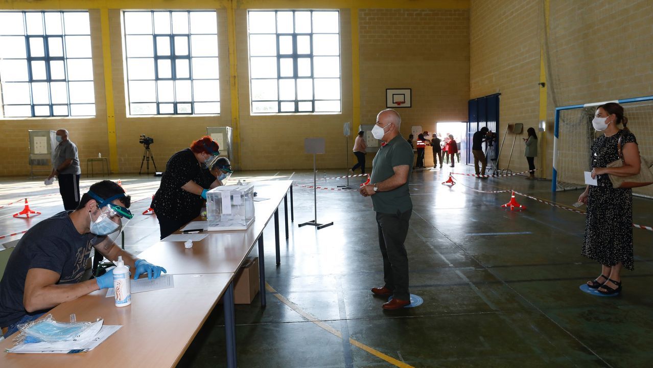 Por el coronavirus, Viveiro reubicó dos mesas electorales en la casa consistorial, donde en algunos momentos se formaron colas