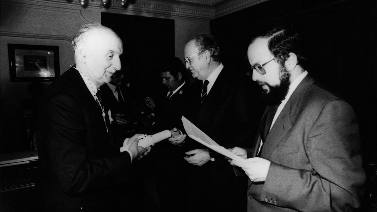 Fernández Albor y Xosé Luis Barreiro Rivas durante la entrega de la Medalla de la Xunta en 1986 a Vidal Abascal.