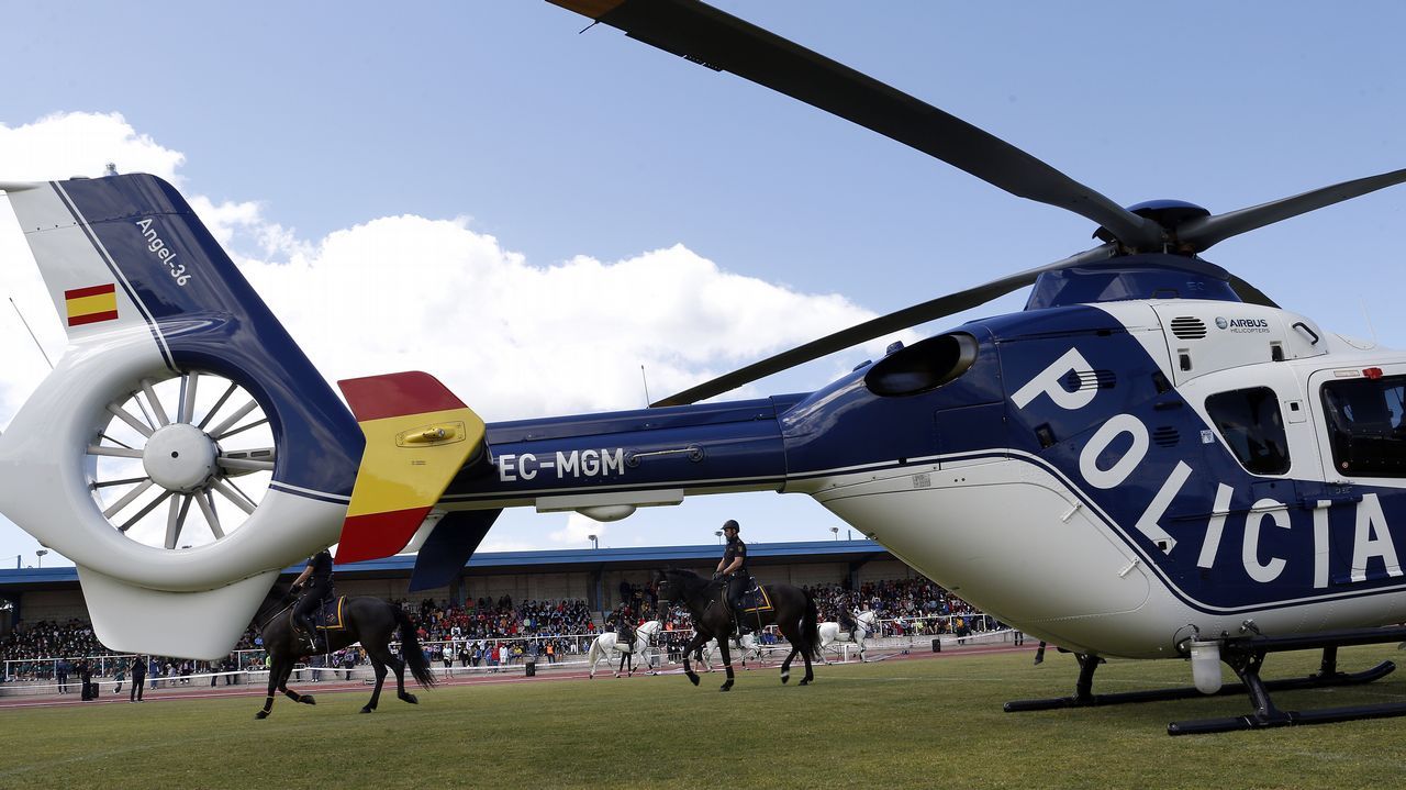 Exhibicion de la Policía Nacional para los escolares de Ribeira con helicoptero, caballería, perros de rastreo