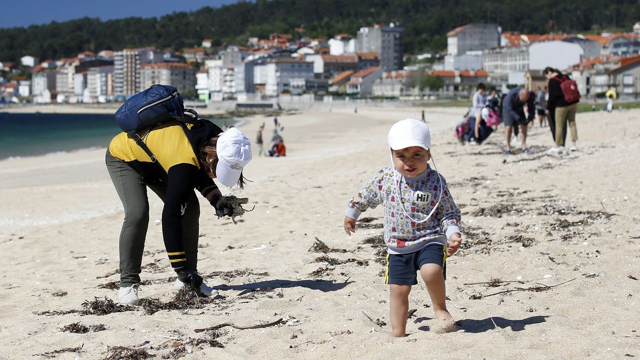 Limpieza multitudinaria de alumnos del Centro Británico que también se realizará en otros cinco arenales del norte de España EN LA PLAYA DE COROSO