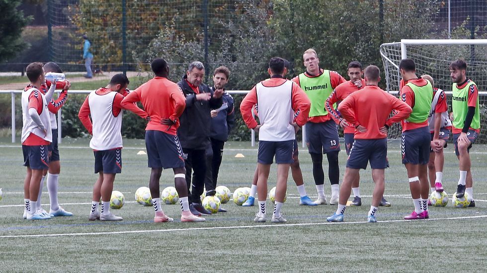 Entrenamiento del Pontevedra CF en A Xunqueira
