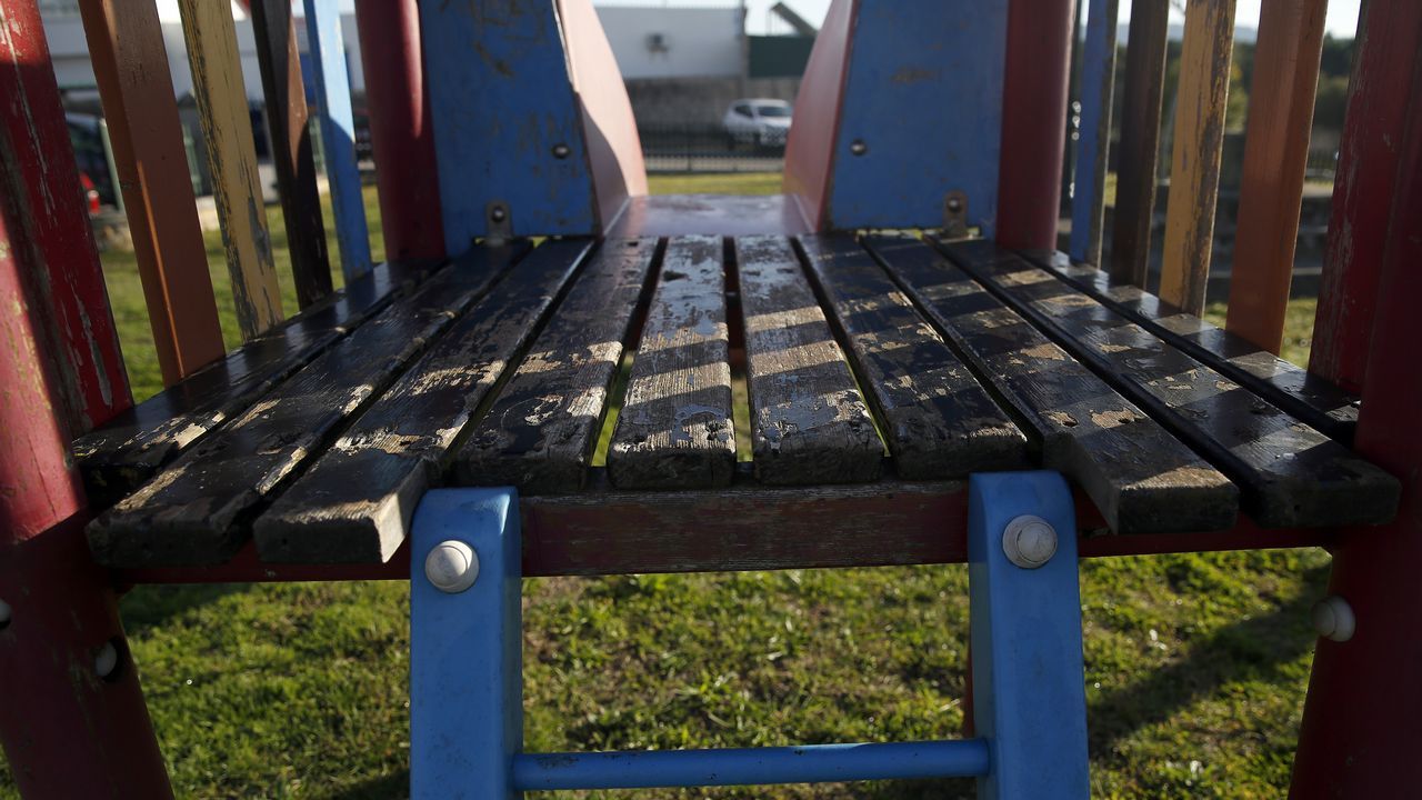 Chequeo al parque infantil de Olveira.