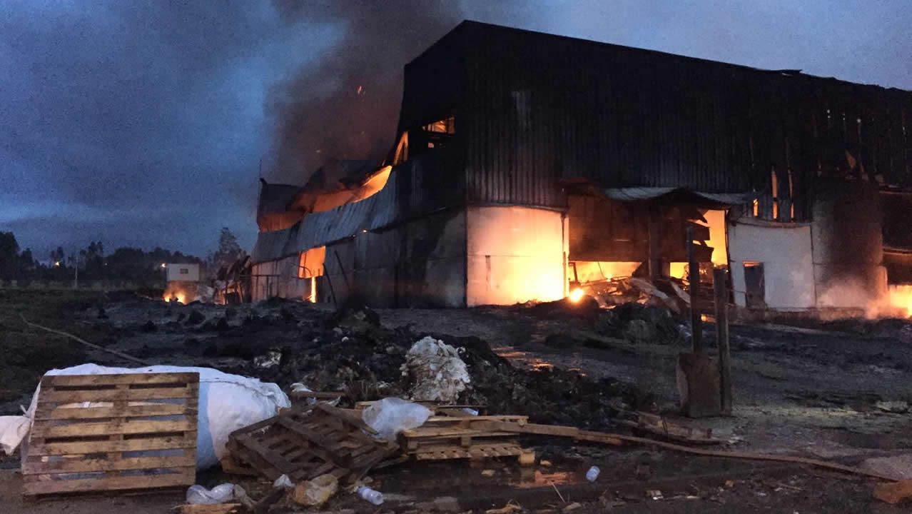 Así amaneció tras el incendio la fábrica de bolsas de papel de Narón