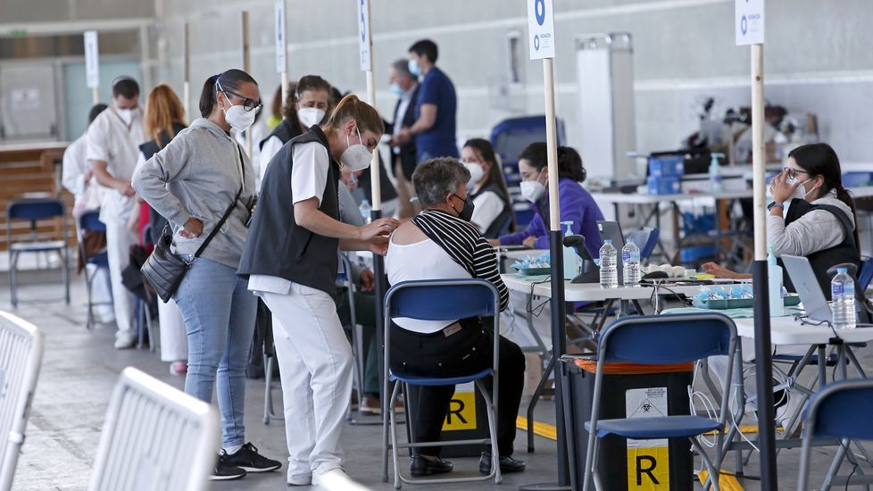 Vacunación masiva contra el Covid-19 con AstraZeneca para personas de entre 60 y 65 años en el recinto ferial de Pontevedra