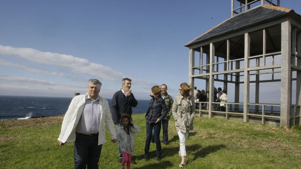 Es una construcción cuadrada a ras de tierra de fachadas blancas y azules