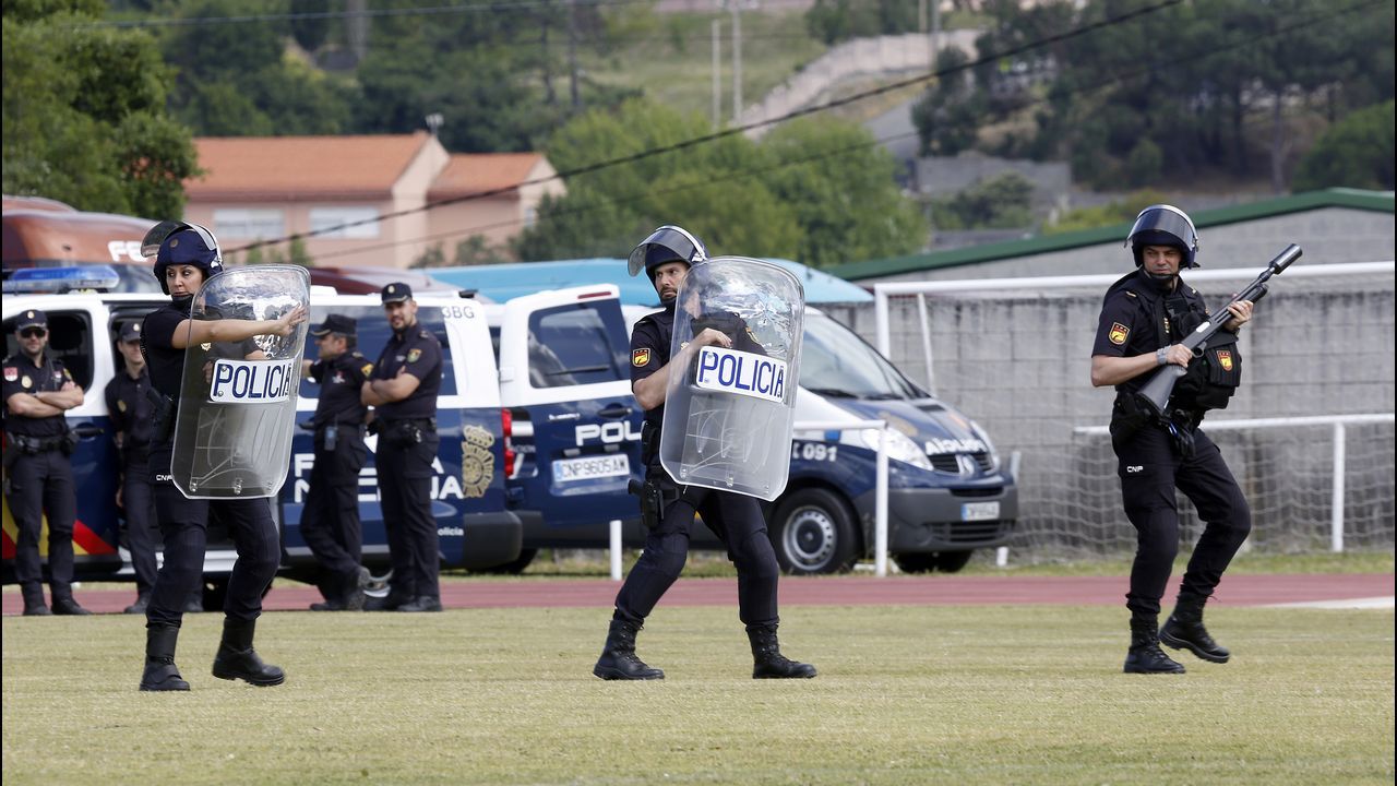 Exhibicion de la Policía Nacional para los escolares de Ribeira con helicoptero, caballería, perros de rastreo